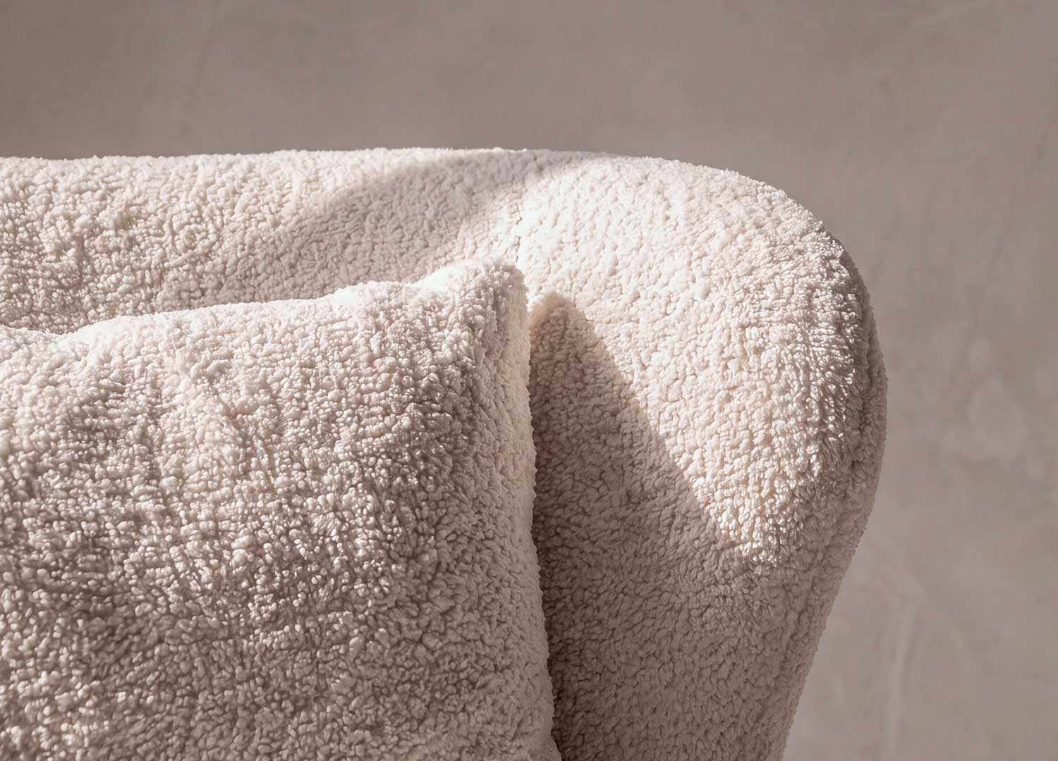 Détail du fauteuil bouclette blanc
