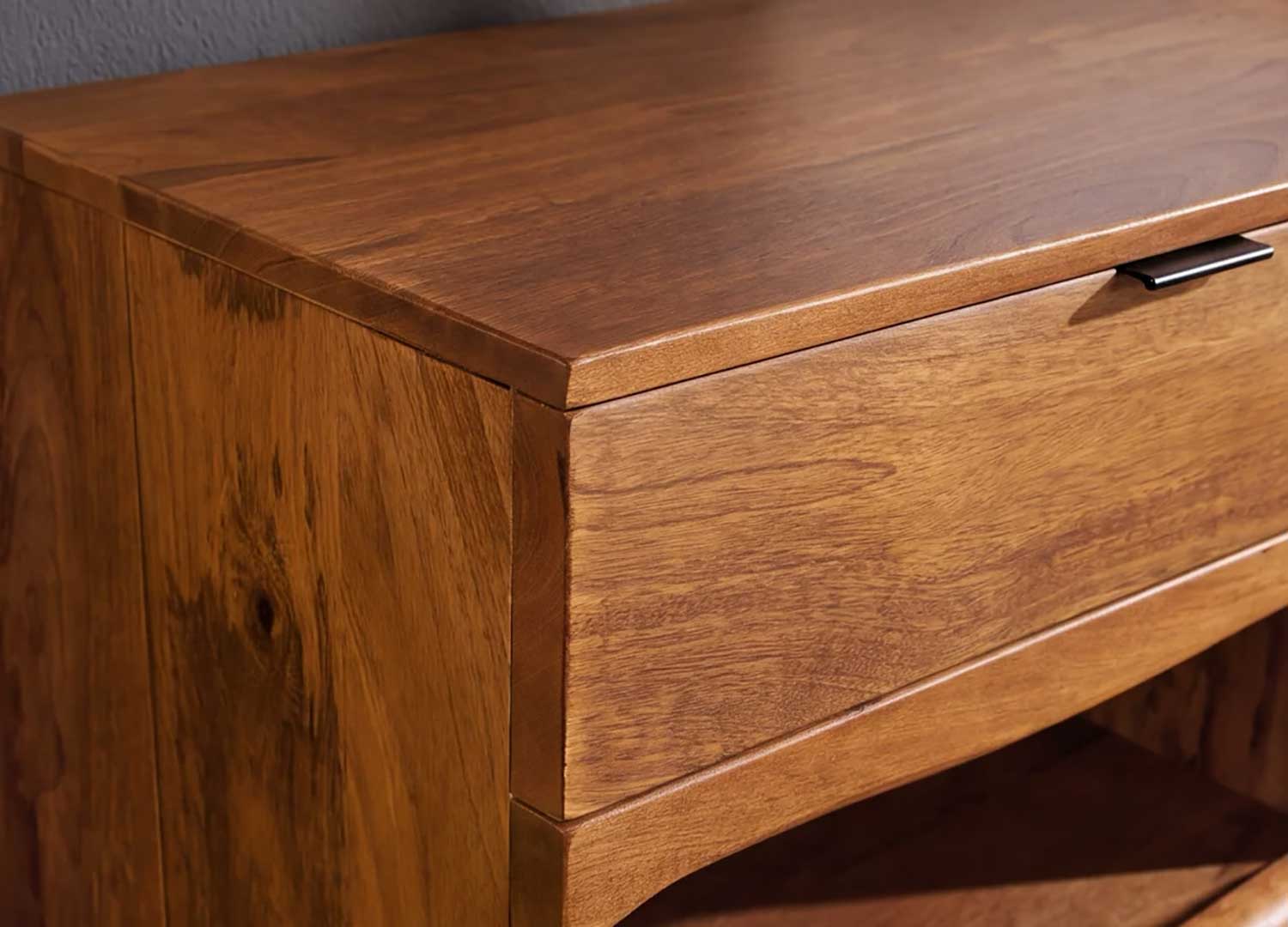Détail du veinage du bois de manguier du buffet