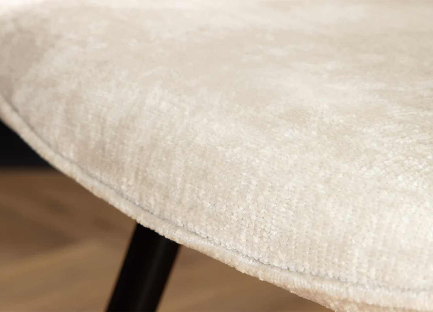 Détail de l'assise rembourrée en tissu chenille beige de la chaise pivotante