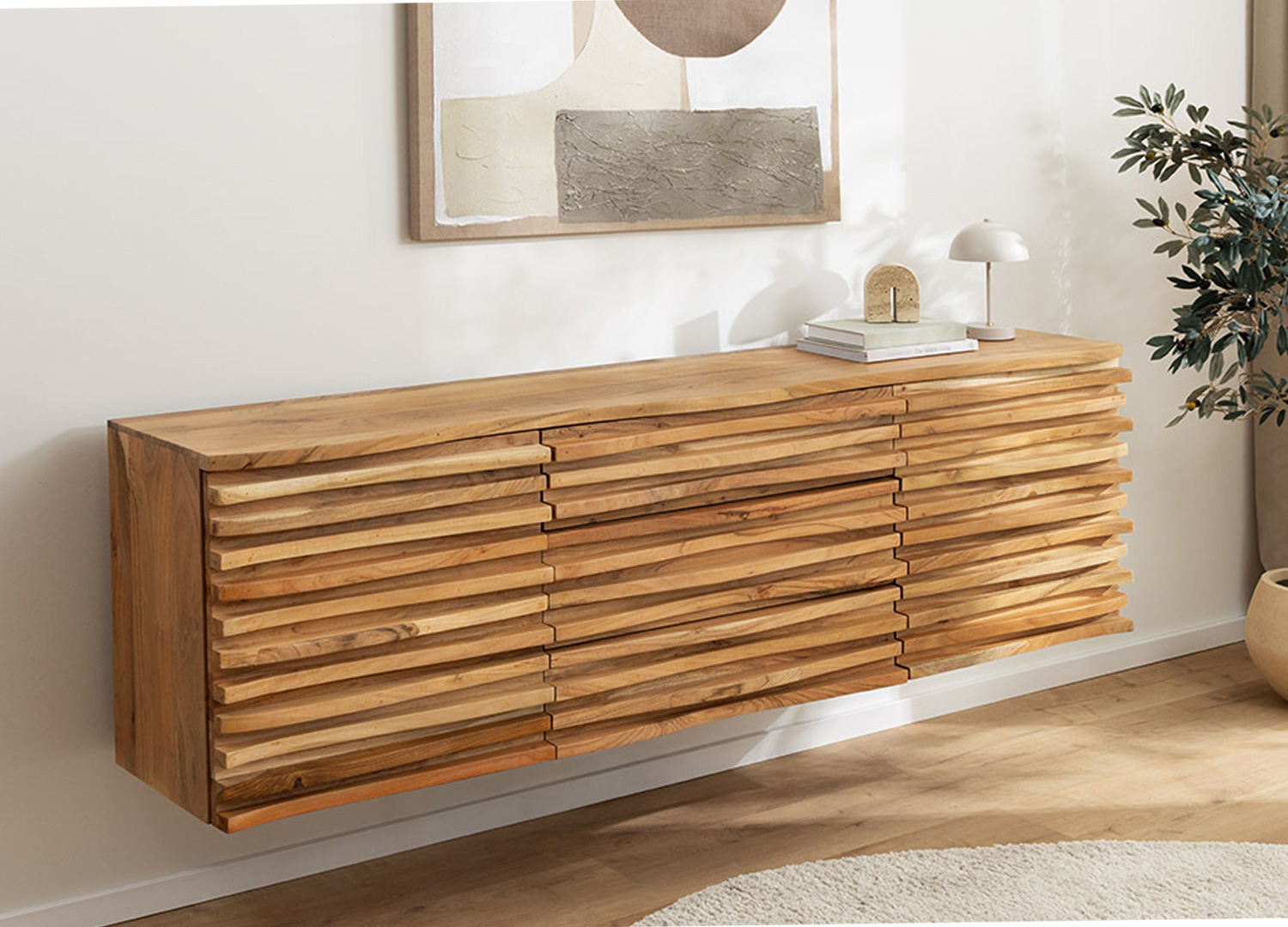 Vue de côté du buffet flottant en bois d’acacia naturel fixé au mur