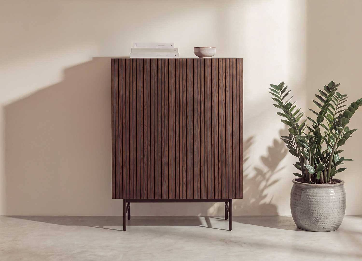 meuble de rangement haut brun avec deux portes