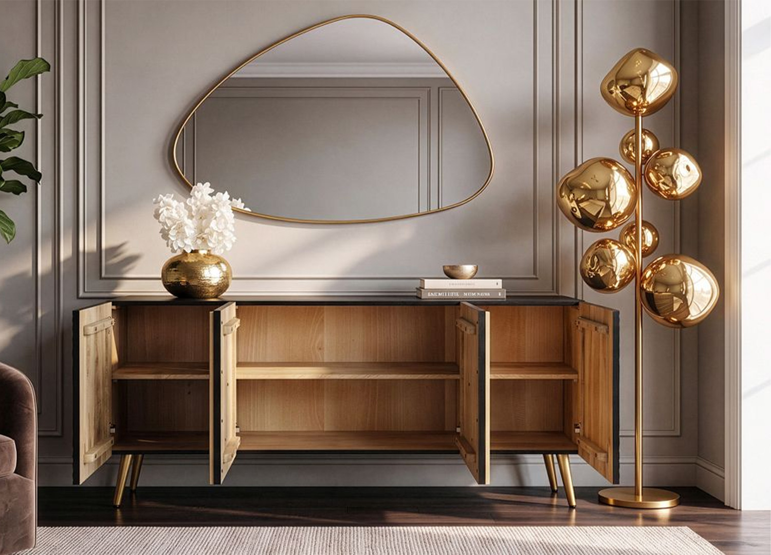 Buffet noir et doré avec quatre portes ouvertes dévoilant les étagères et espaces de rangement