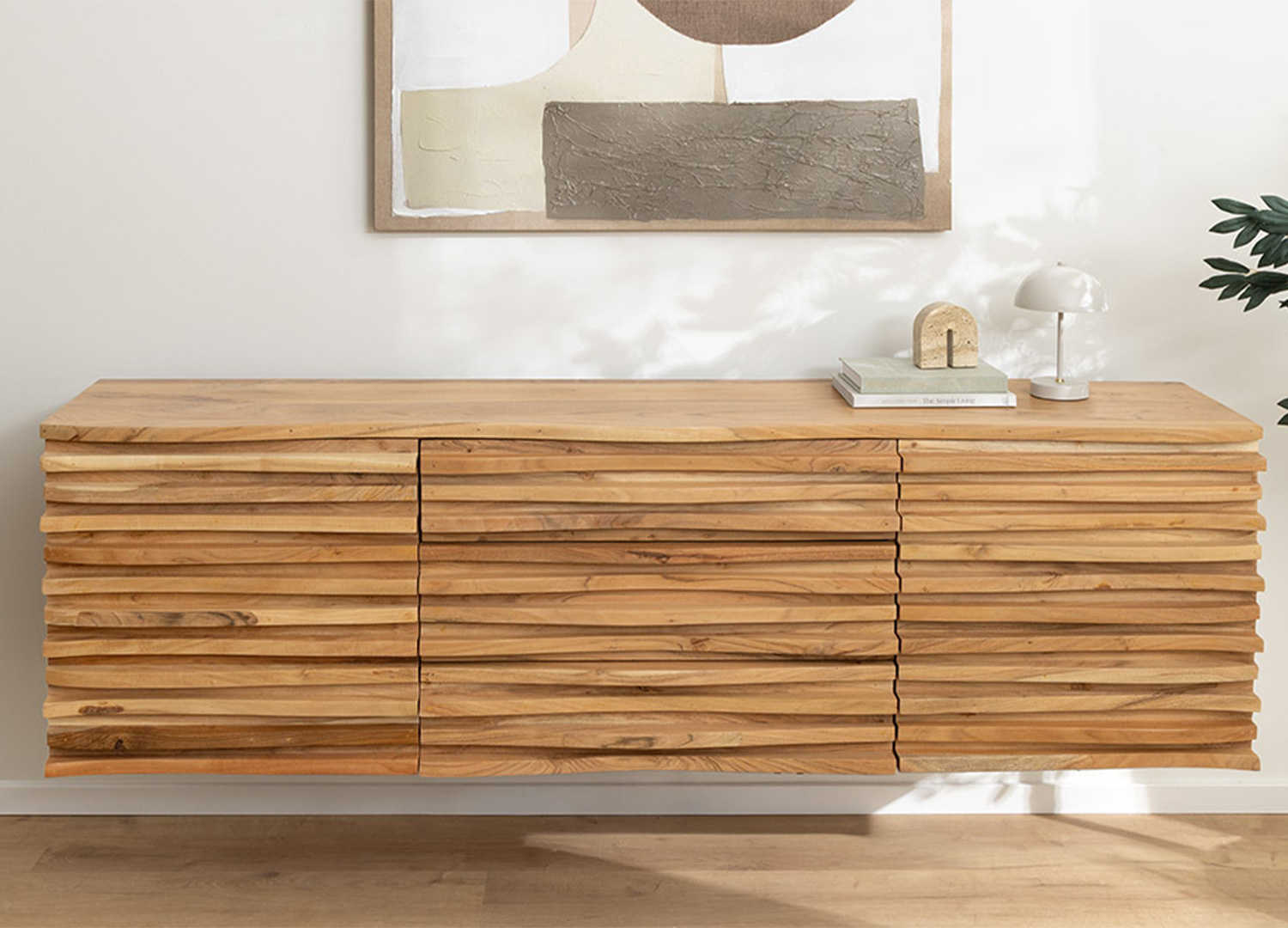 Buffet mural en acacia naturel dans un intérieur contemporain avec tableau décoratif