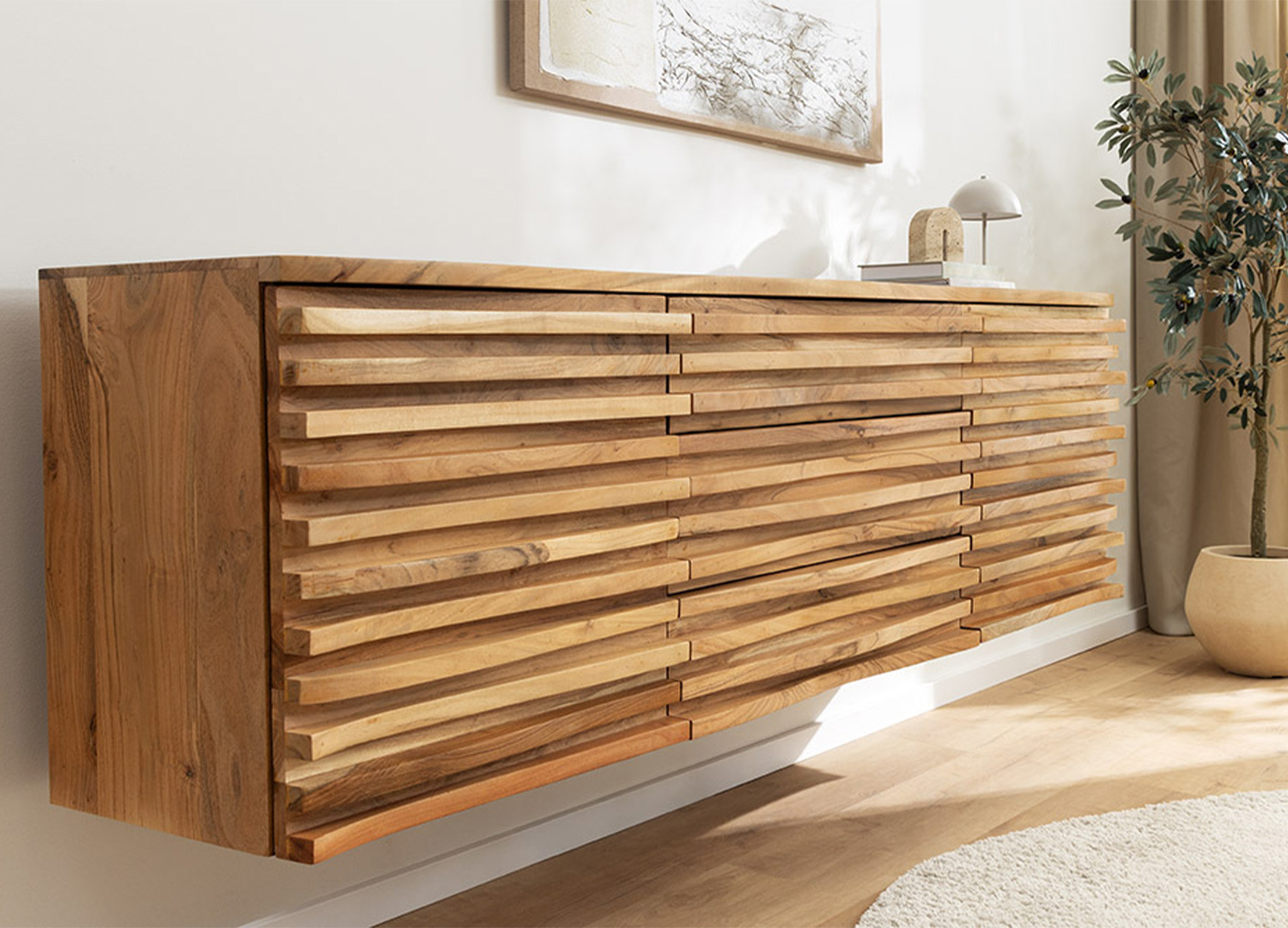 Buffet suspendu en bois d’acacia massif avec façades en relief dans un salon lumineux