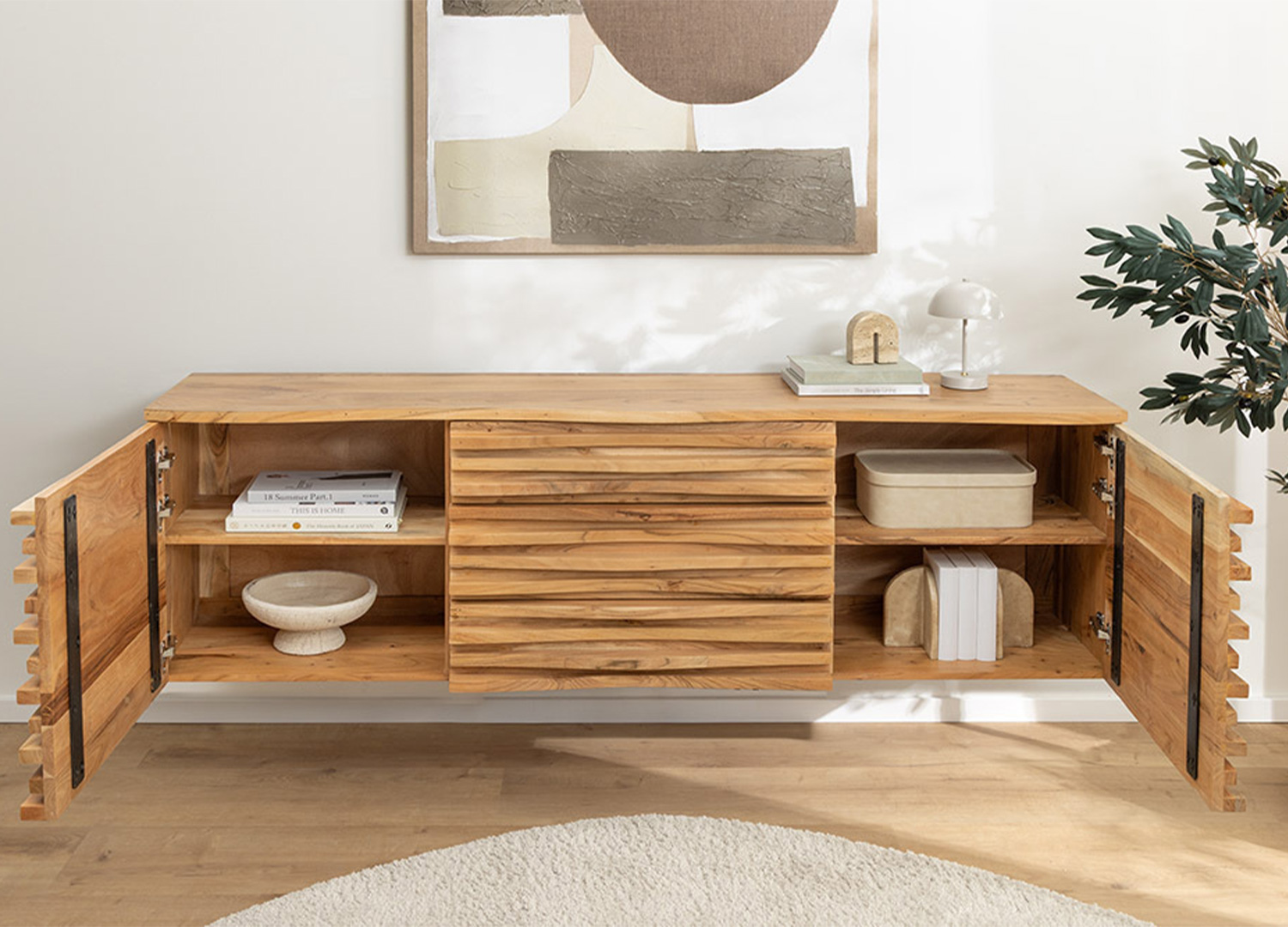 Buffet suspendu en acacia avec portes latérales ouvertes et étagères de rangement