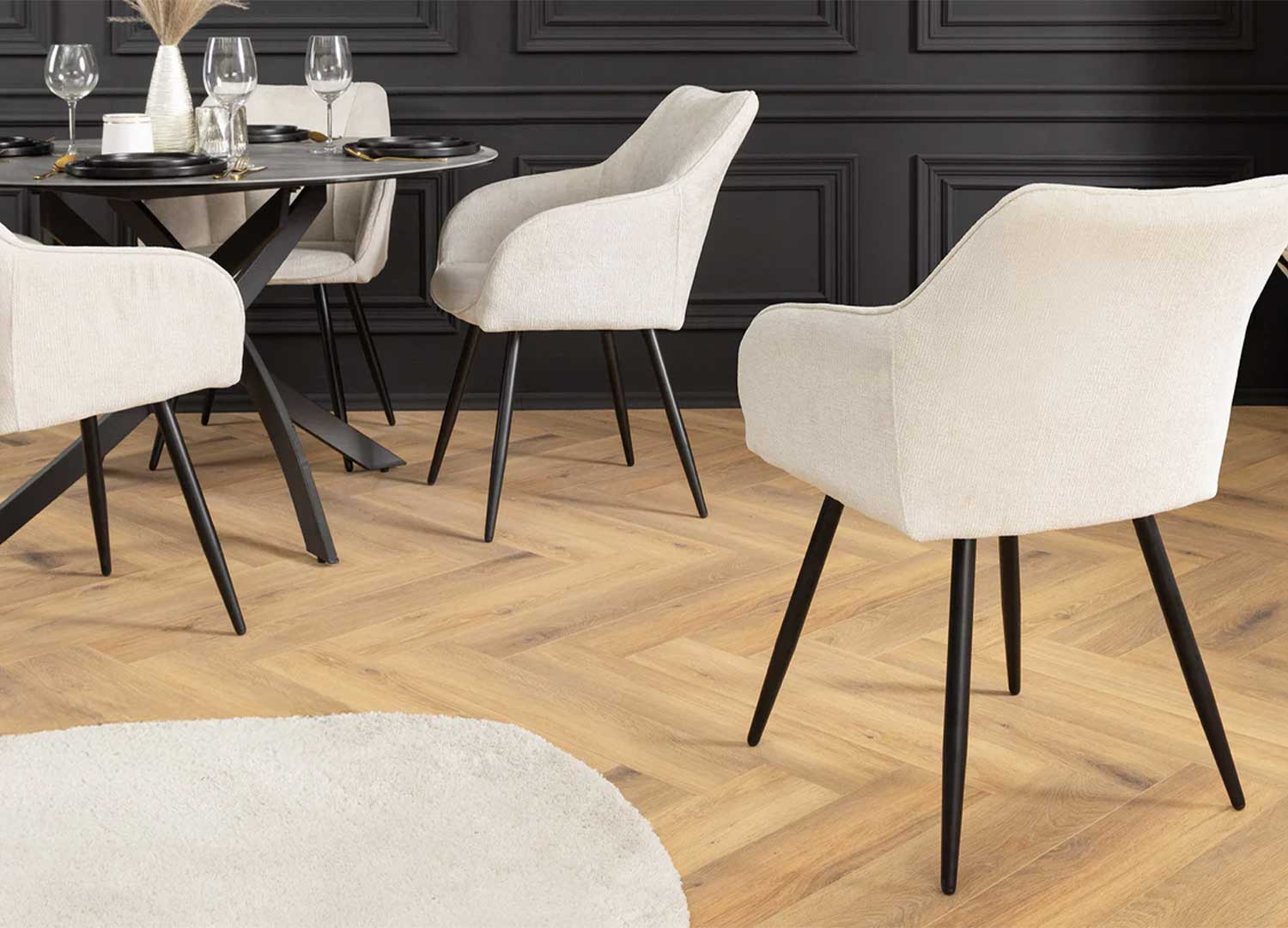 Vue arrière d'une chaise pivotante beige avec dossier enveloppant et pieds noirs