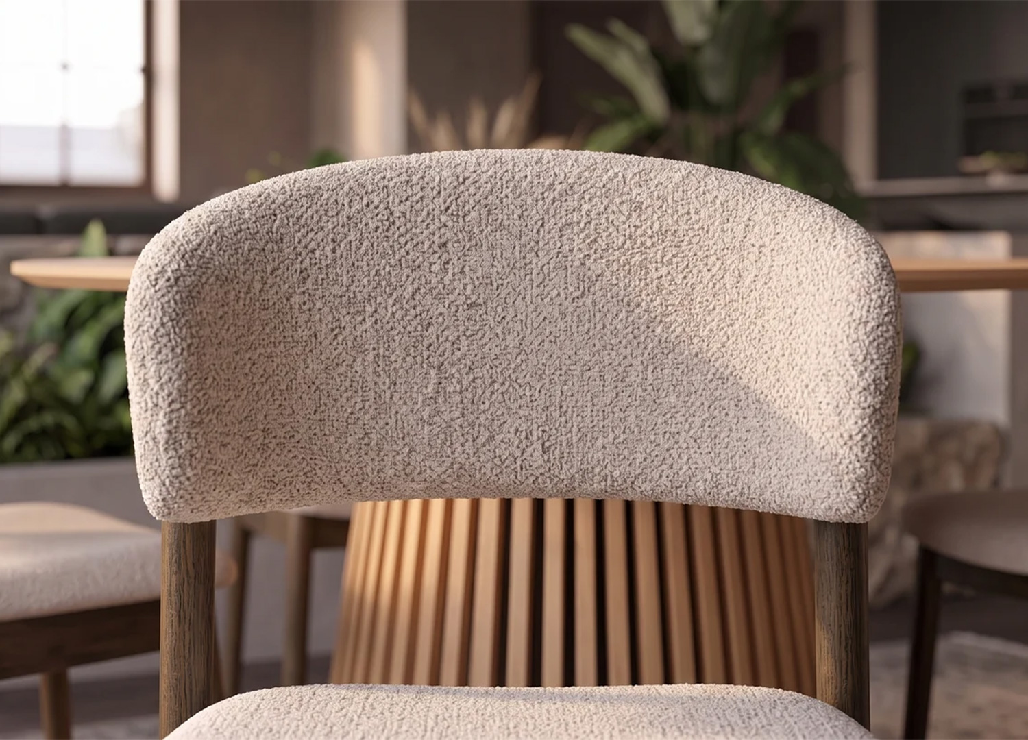 Gros plan sur le dossier incurvé en tissu beige texturé de la chaise ELVANO avec montants en bois brun