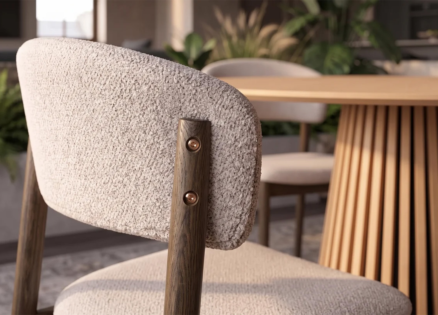 Vue arrière rapprochée du dossier beige de la chaise ELVANO avec ses fixations visibles sur le montant en bois brun