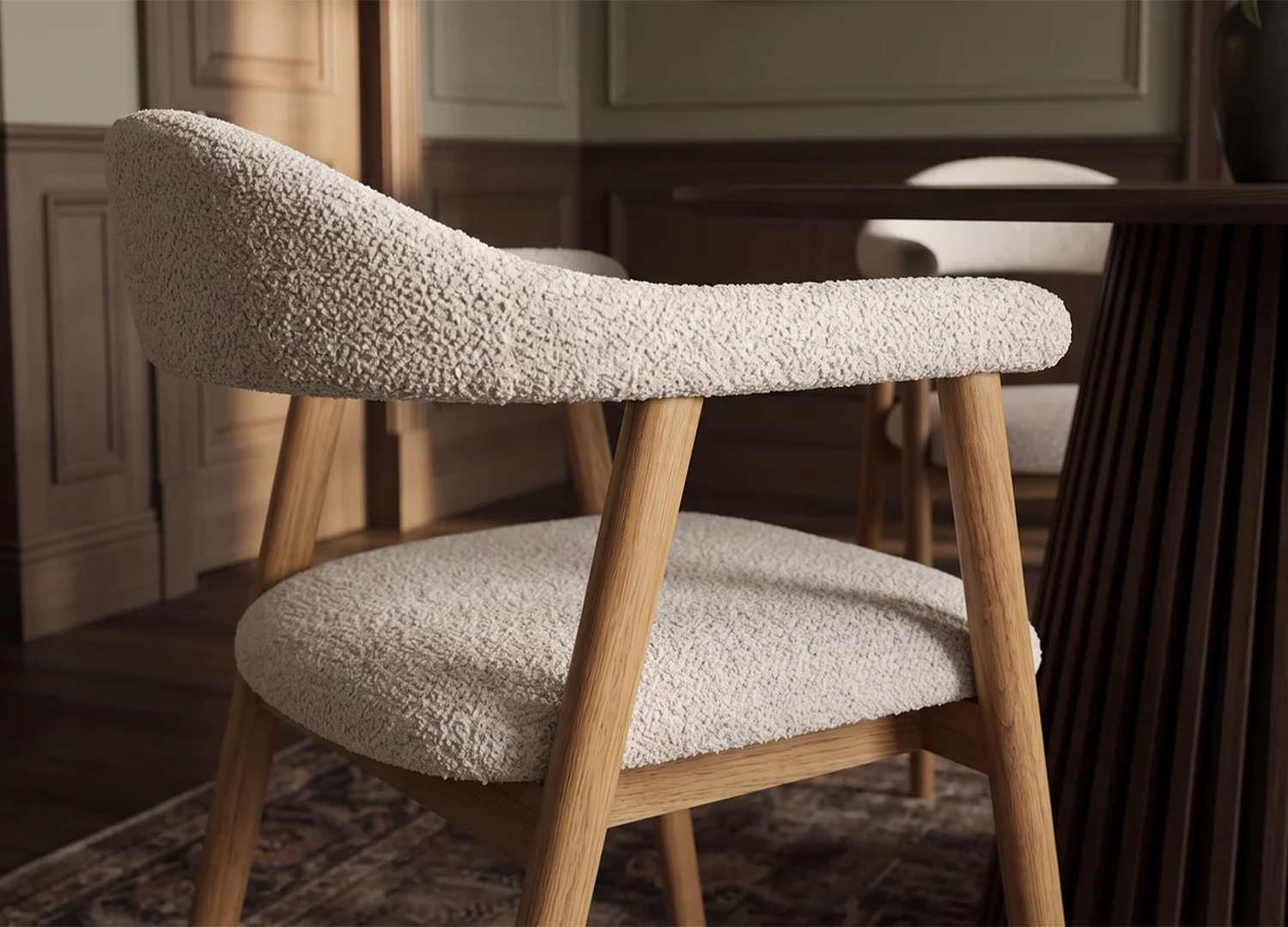 Vue arrière de la chaise ELVANO avec dossier enveloppant en tissu beige texturé et pieds inclinés en bois clair