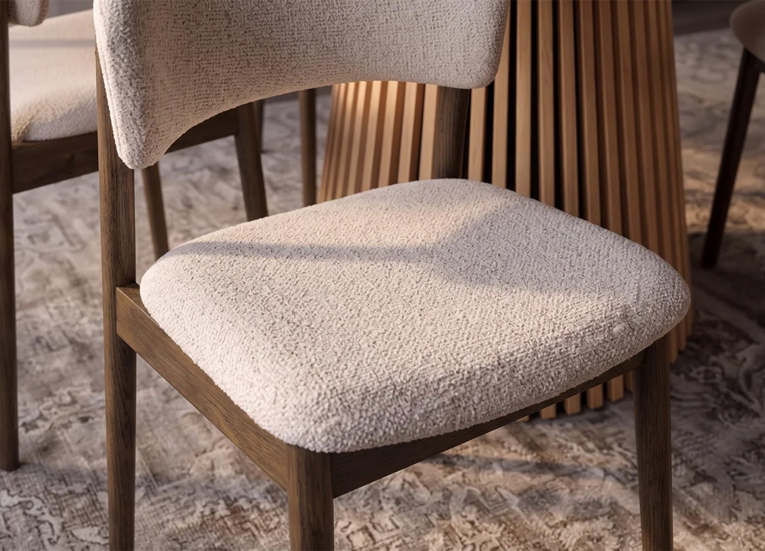 Vue de dessus de l'assise rembourrée beige de la chaise ELVANO et de son dossier arrondi