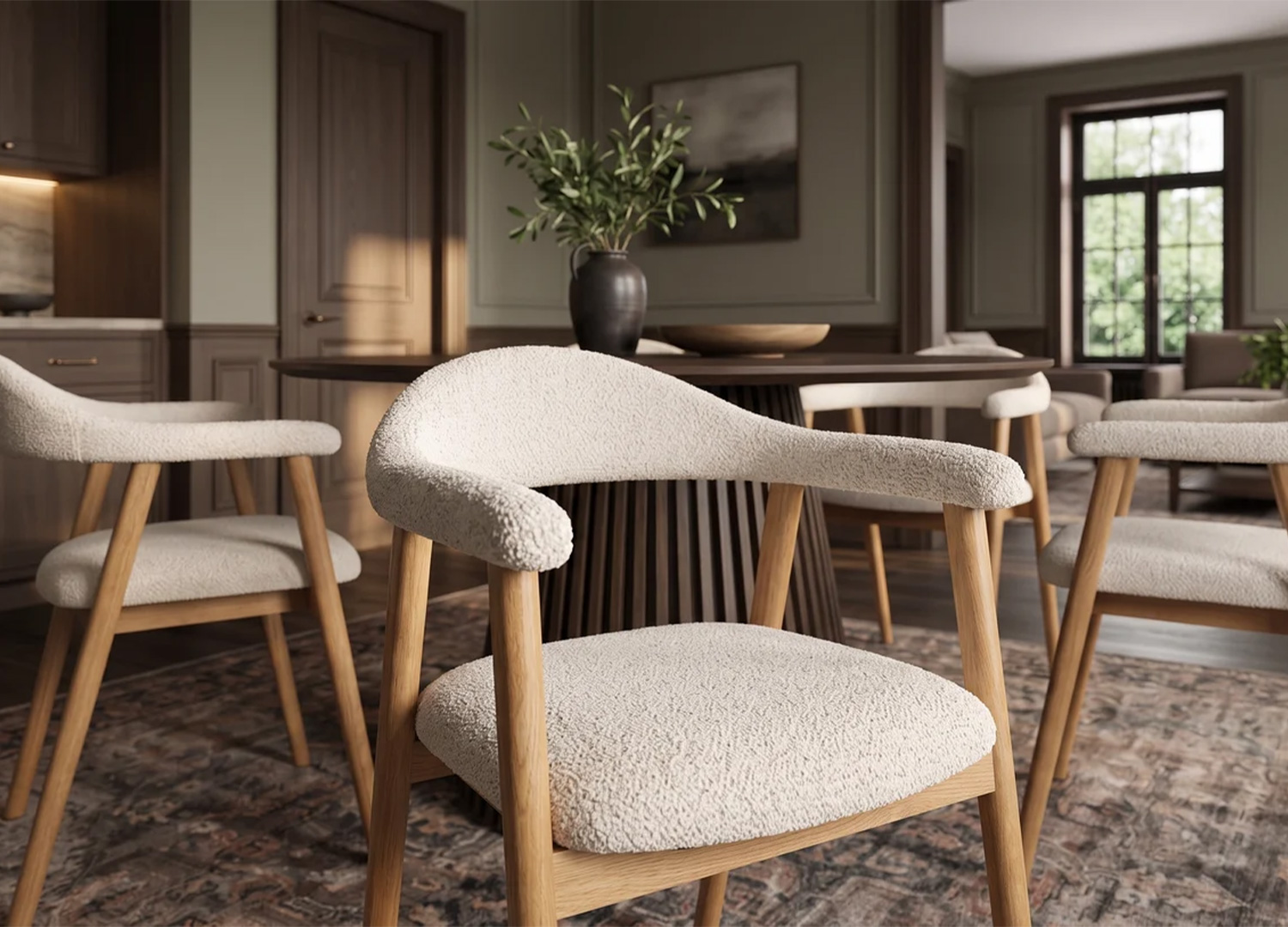 Vue de face de la chaise ELVANO avec accoudoirs intégrés au dossier courbé et assise rembourrée beige
