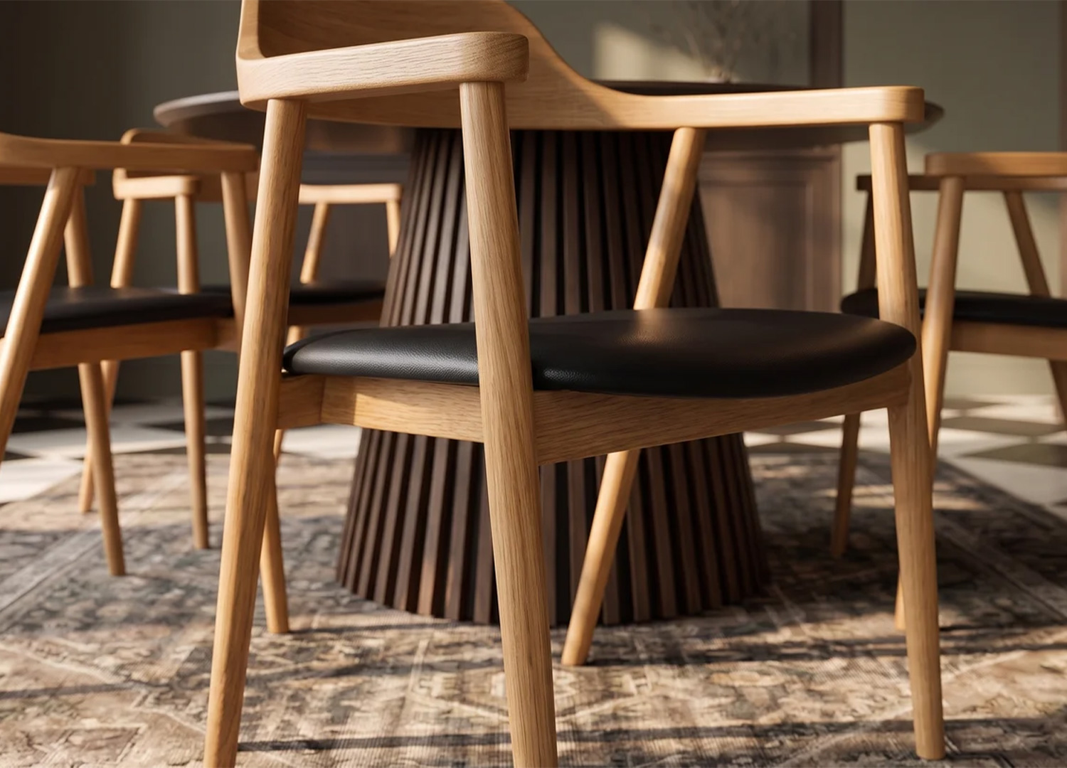 Vue de profil de la chaise ELVANO avec assise noire rembourrée et pieds fins en bois clair