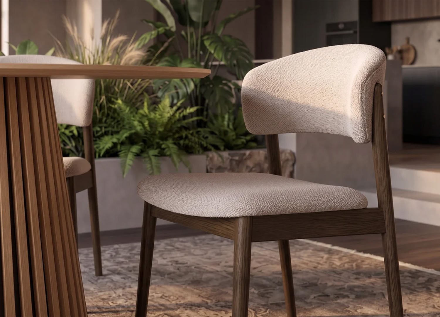Vue de profil de la chaise ELVANO avec assise rembourrée beige, dossier incurvé et pieds fins en bois brun