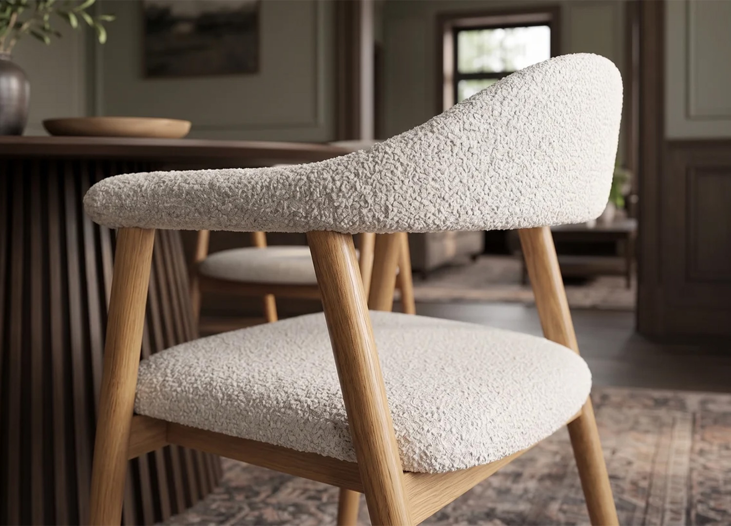 Vue de profil de la chaise ELVANO montrant les pieds inclinés en bois clair et le dossier incurvé beige