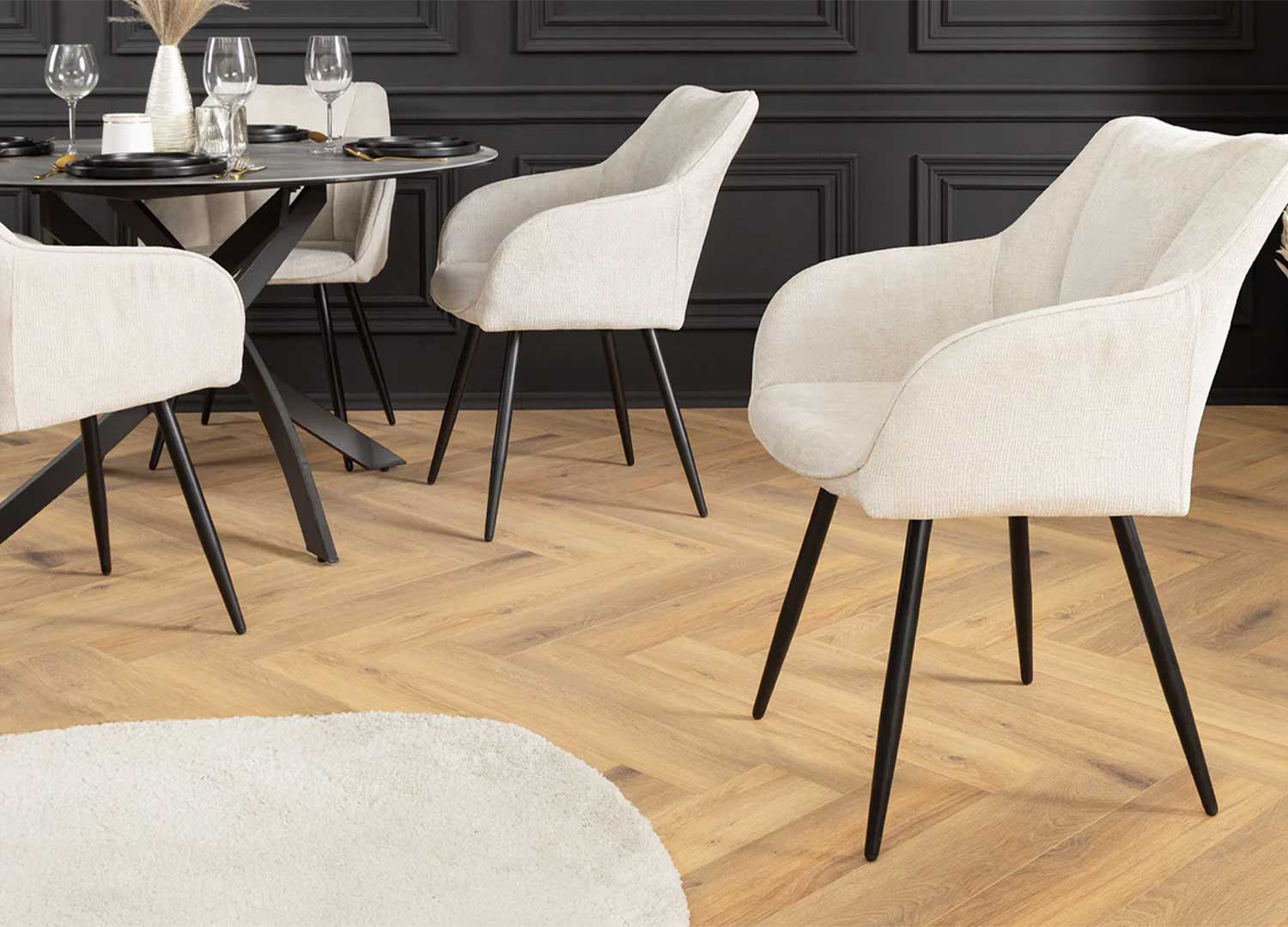 Chaise pivotante à 360° en tissu beige avec accoudoirs et pieds noirs