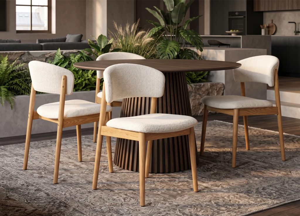 Chaises ELVANO en bois clair et tissu beige autour d'une table ronde dans une salle à manger contemporaine