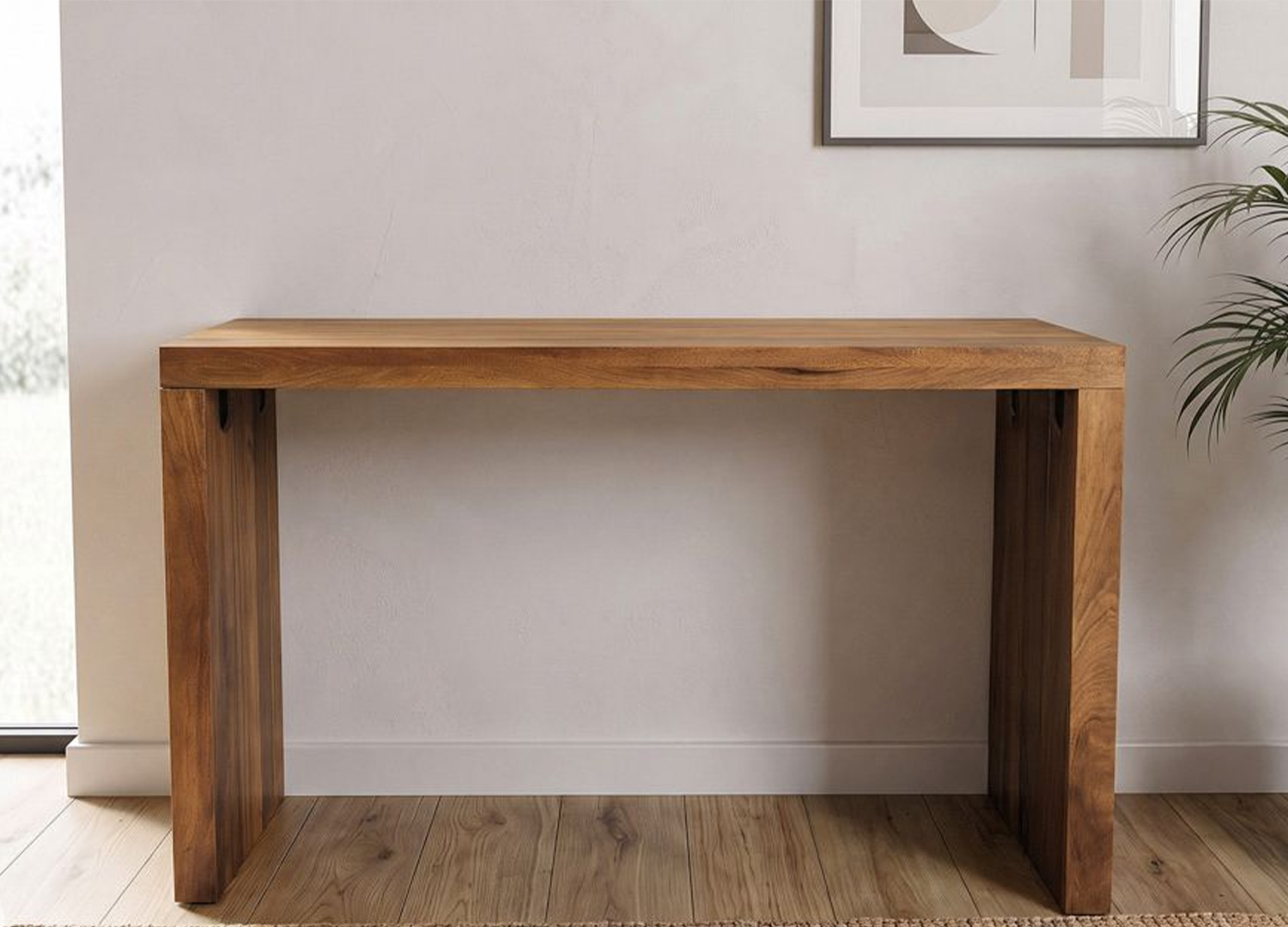 Vue de face d'une console en bois de manguier massif aux lignes droites et à la finition miel