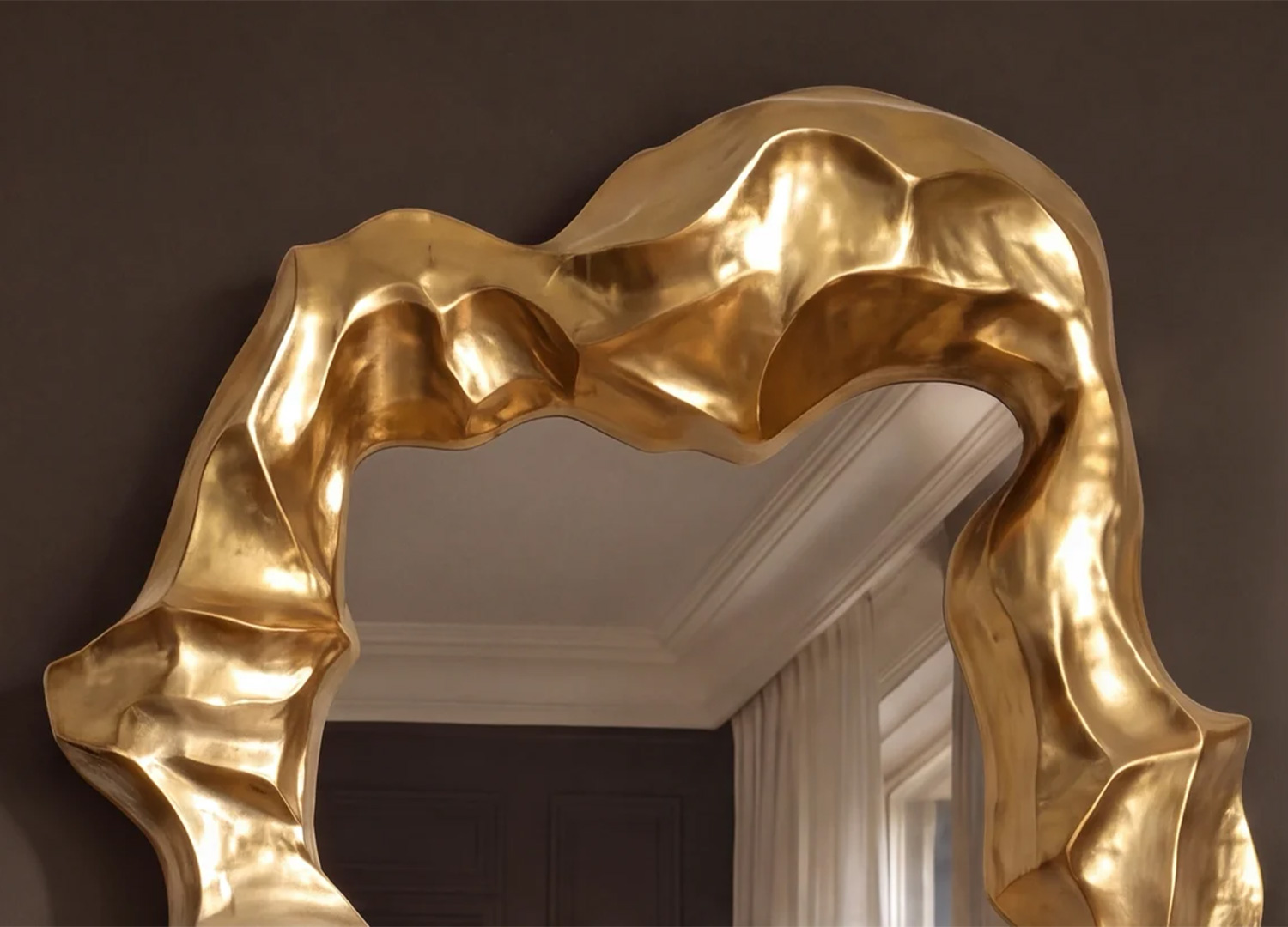 Gros plan sur les formes sculptées et la finition dorée brillante du cadre de miroir mural