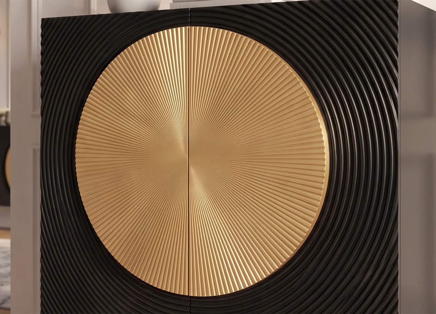 Détail du grand motif circulaire doré à fines rainures sur les portes du buffet haut noir