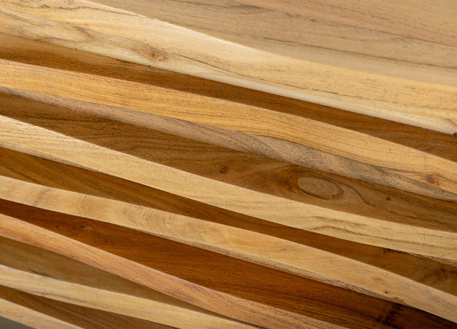 Gros plan sur le bois d'acacia naturel et les reliefs horizontaux sculptés de la façade du meuble TV