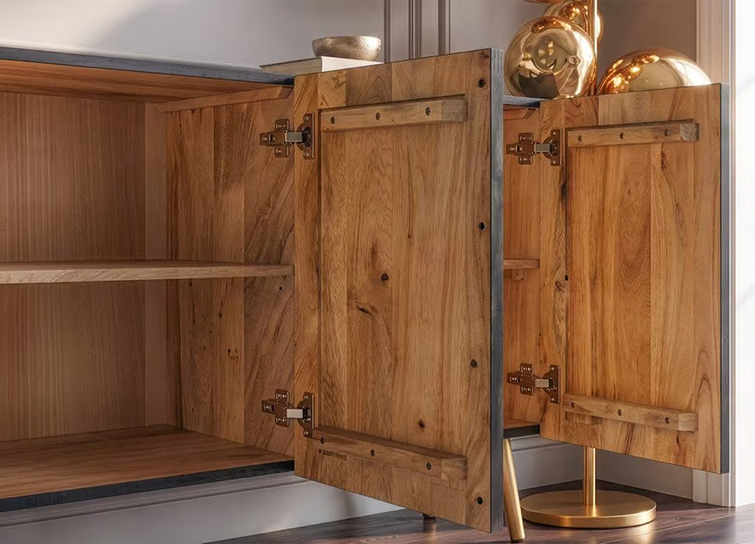 Vue rapprochée de l’intérieur en bois du buffet noir avec étagères et charnières de portes