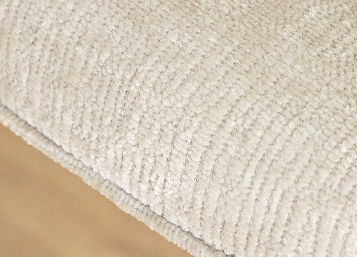 Gros plan sur le tissu chenille beige texturé de la chaise pivotante