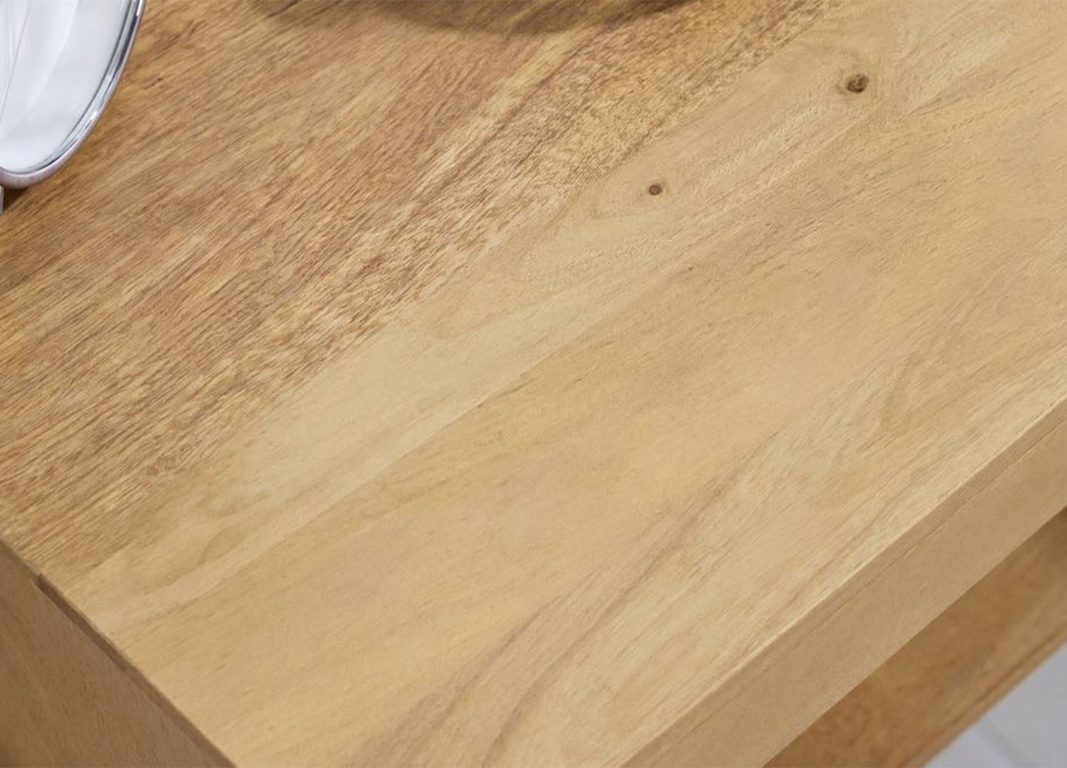 Gros plan sur le veinage naturel du bois clair de la table de chevet murale