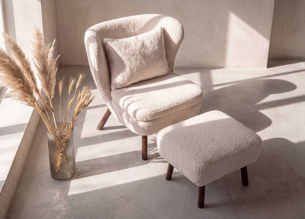 fauteuil de détente blanc avec coussin