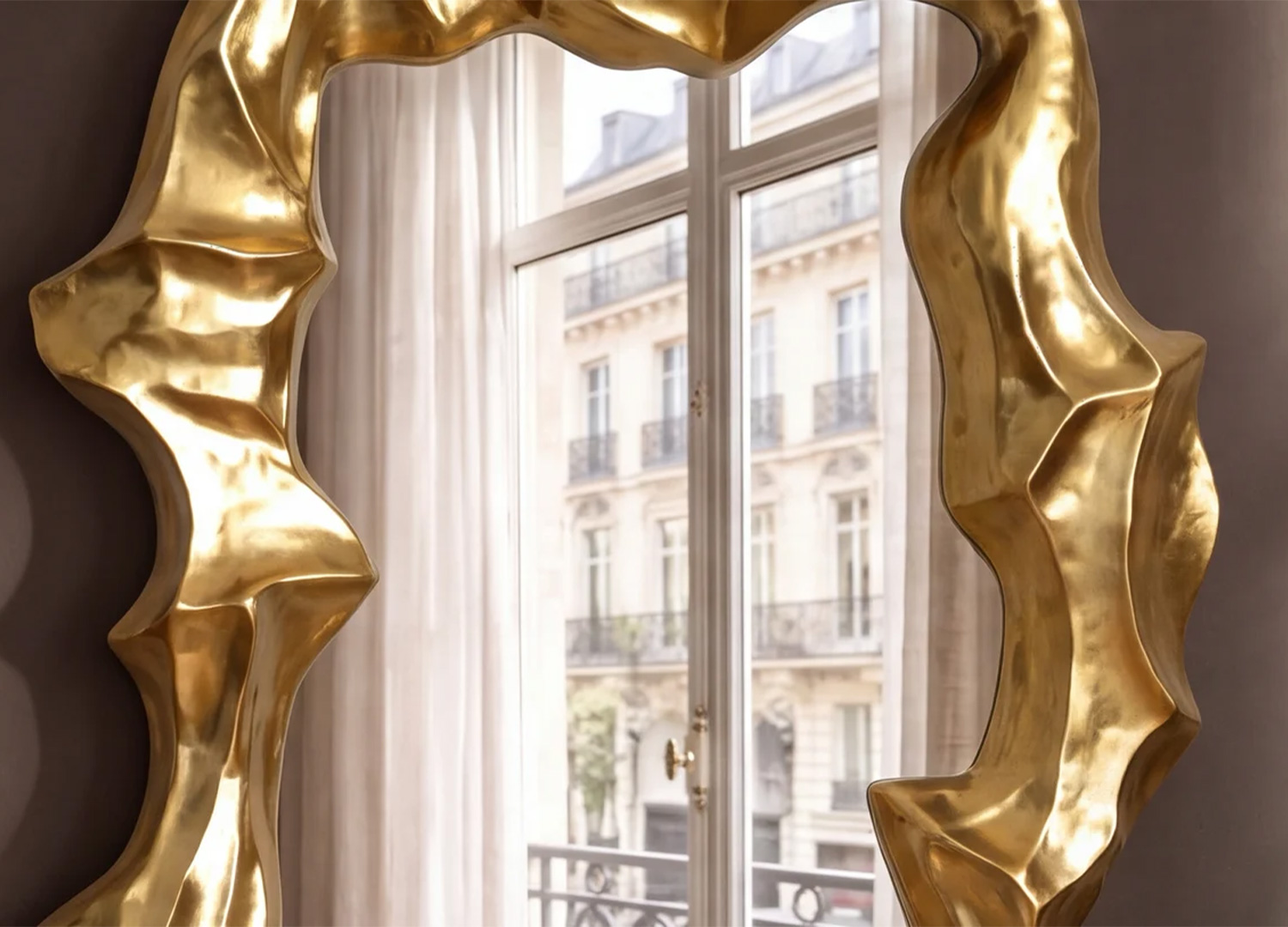 Gros plan sur le cadre doré brillant aux formes irrégulières du miroir mural décoratif