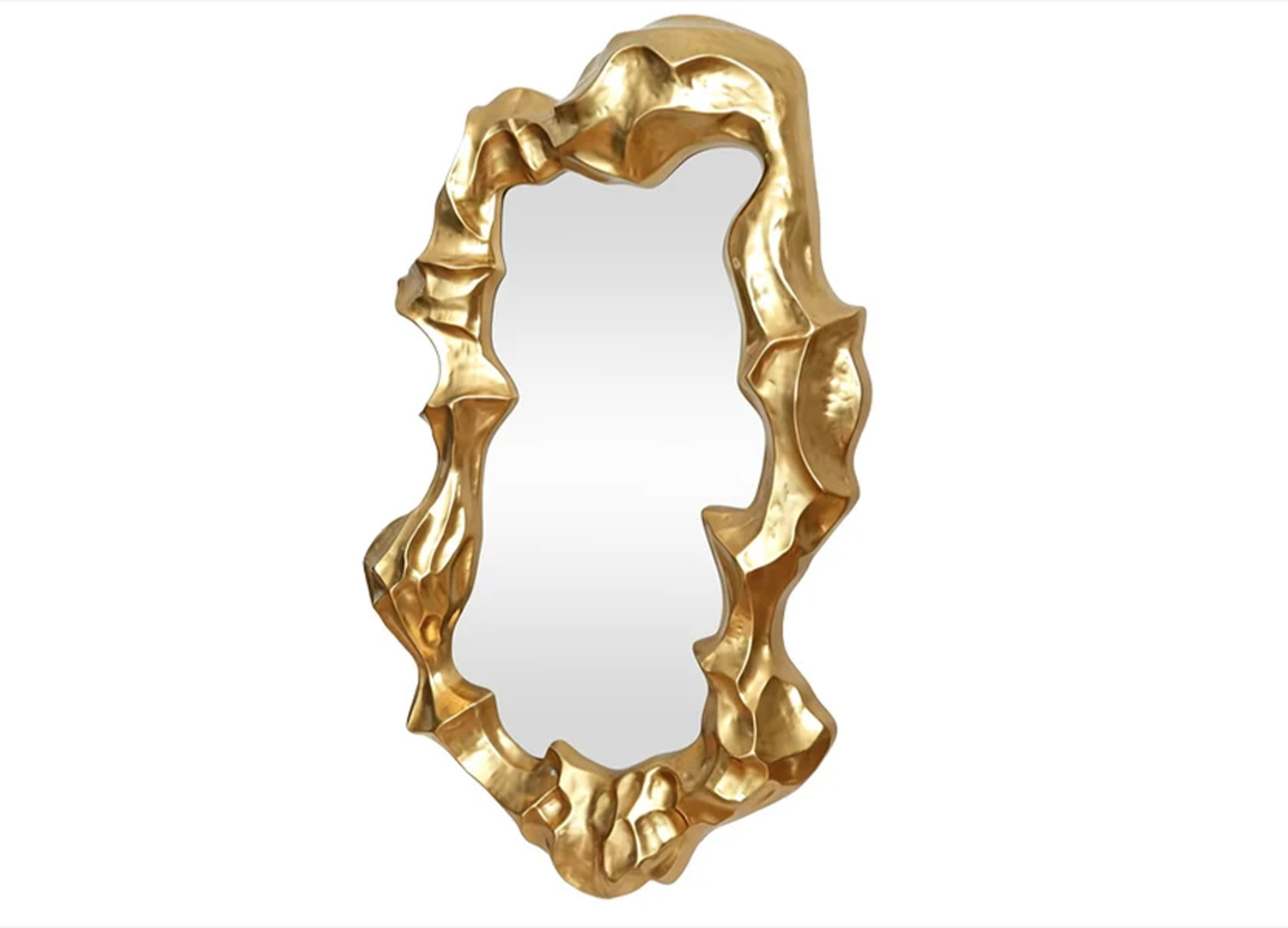 Miroir mural vertical doré à encadrement sculptural irrégulier présenté sur fond blanc
