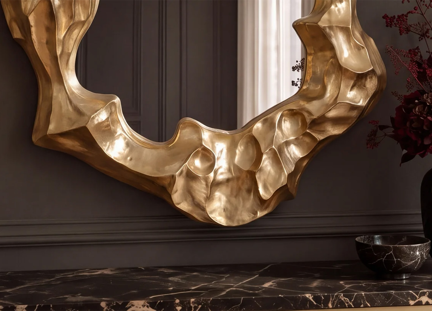 Détail de la partie inférieure du cadre doré sculpté avec reliefs et reflets lumineux