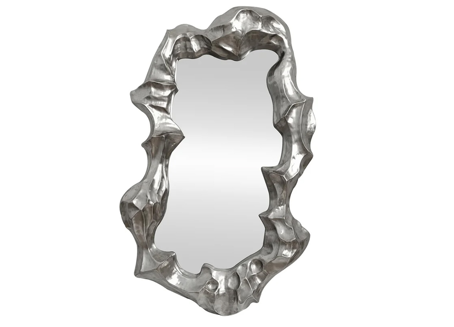 Miroir mural argenté vertical à cadre sculptural asymétrique présenté sur fond blanc