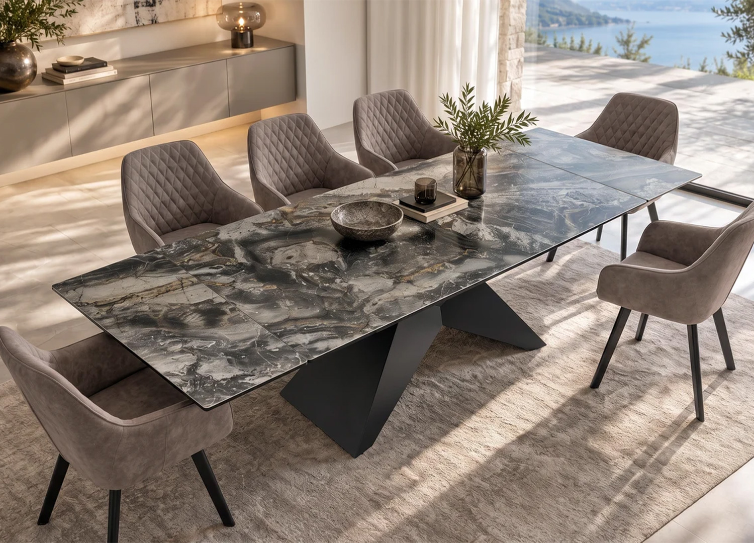 Table à manger en céramique gris marbré avec piètement noir et chaises taupe dans une salle à manger lumineuse