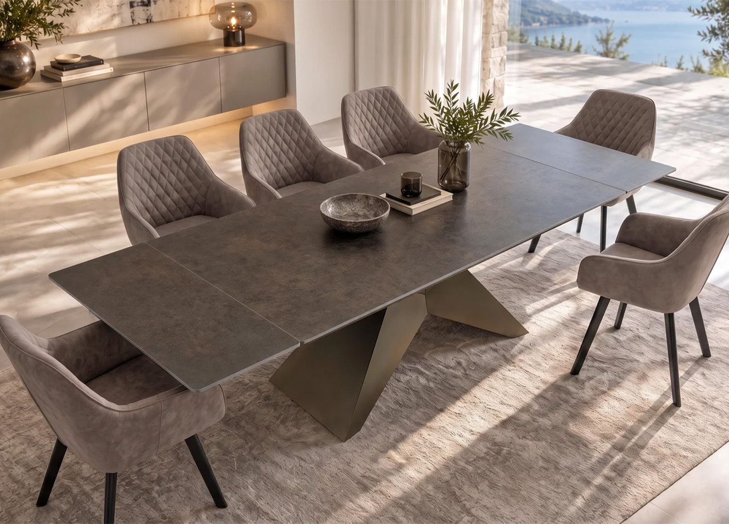 Table extensible ASTRA avec plateau céramique effet rouille et chaises capitonnées taupe