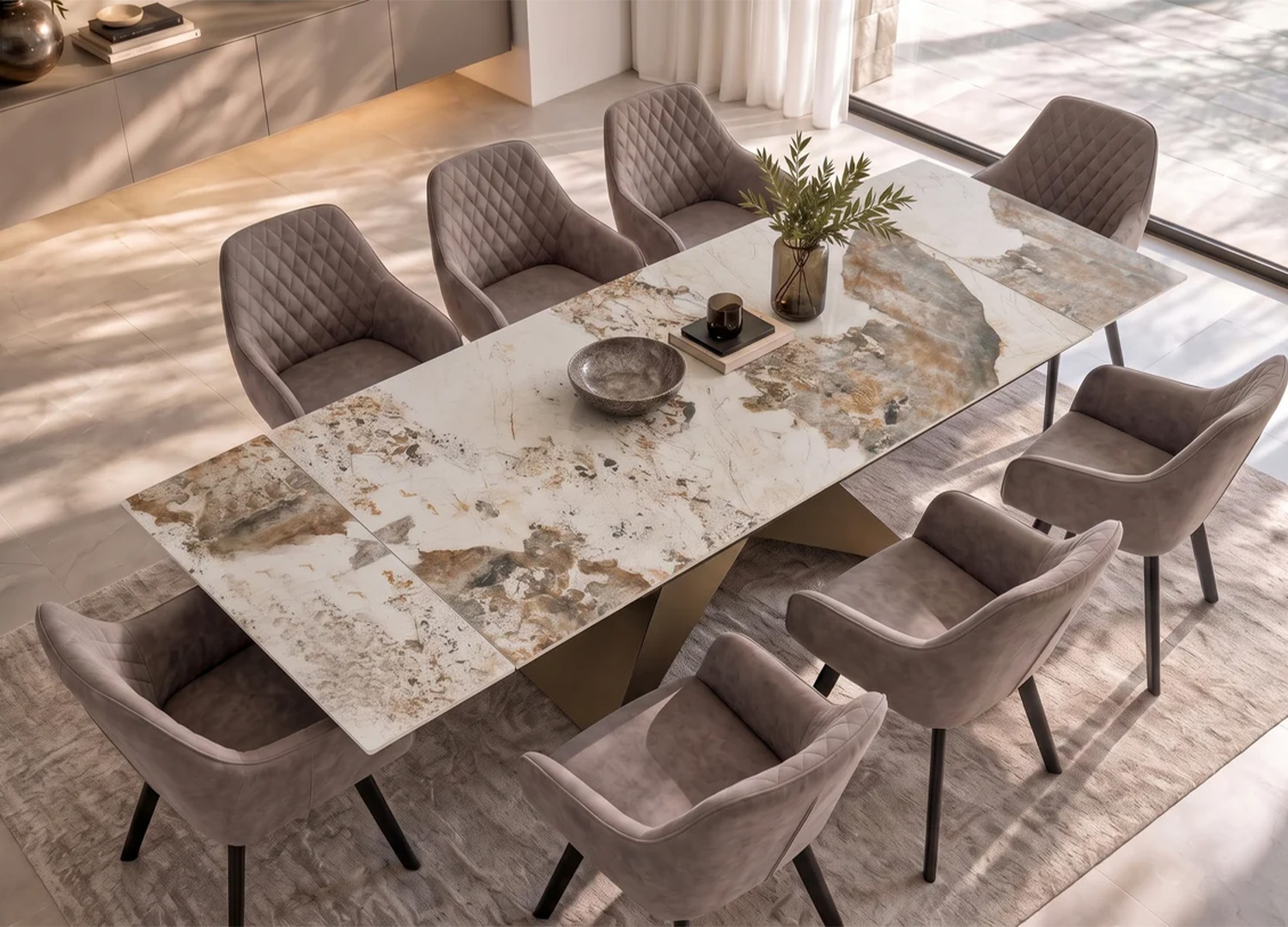 Vue plongeante de la table à manger extensible ASTRA avec plateau en céramique effet pierre et chaises taupe
