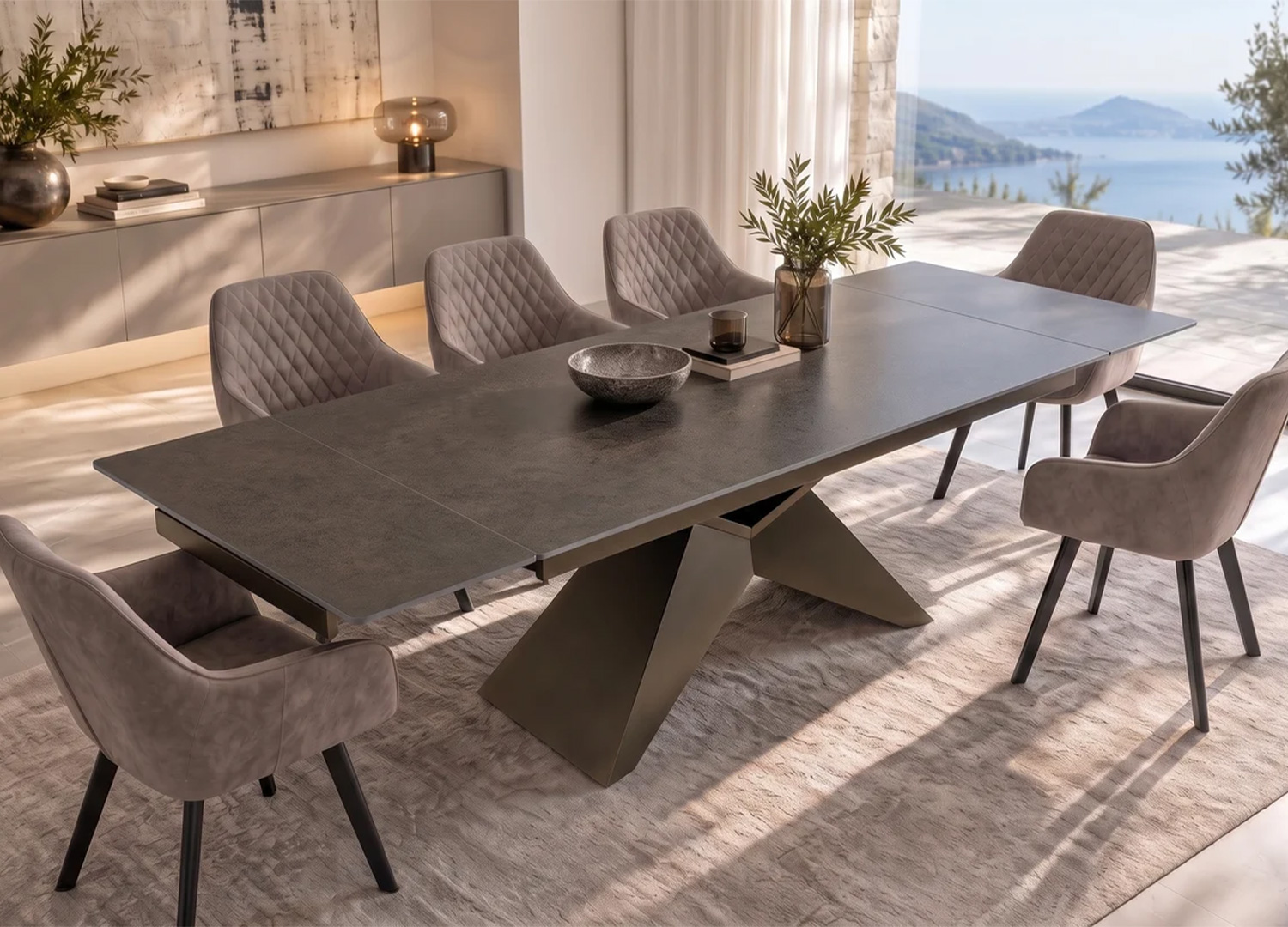 Table à manger extensible ASTRA en céramique effet rouille dans une salle à manger contemporaine avec chaises taupe