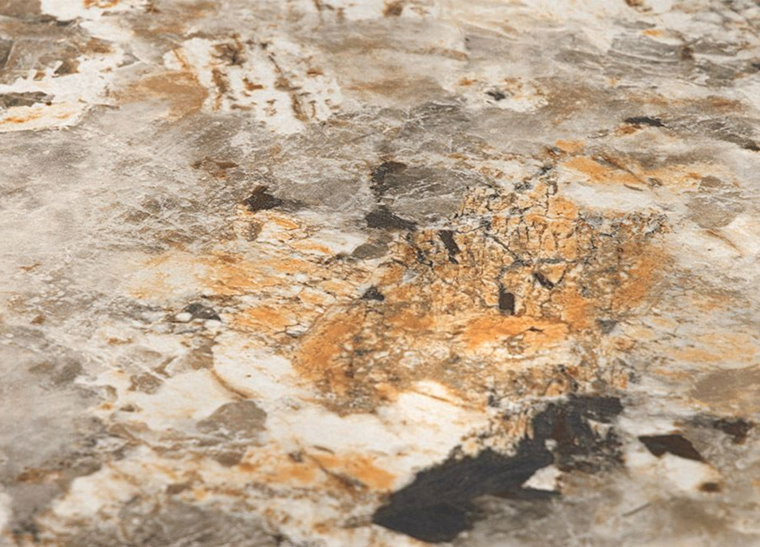 Gros plan sur le décor marbré blanc, brun et gris du plateau en céramique Pandora de la table ASTRA
