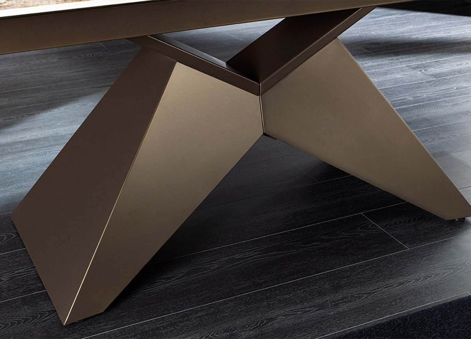Détail du piètement central géométrique en métal finition bronze de la table à manger ASTRA