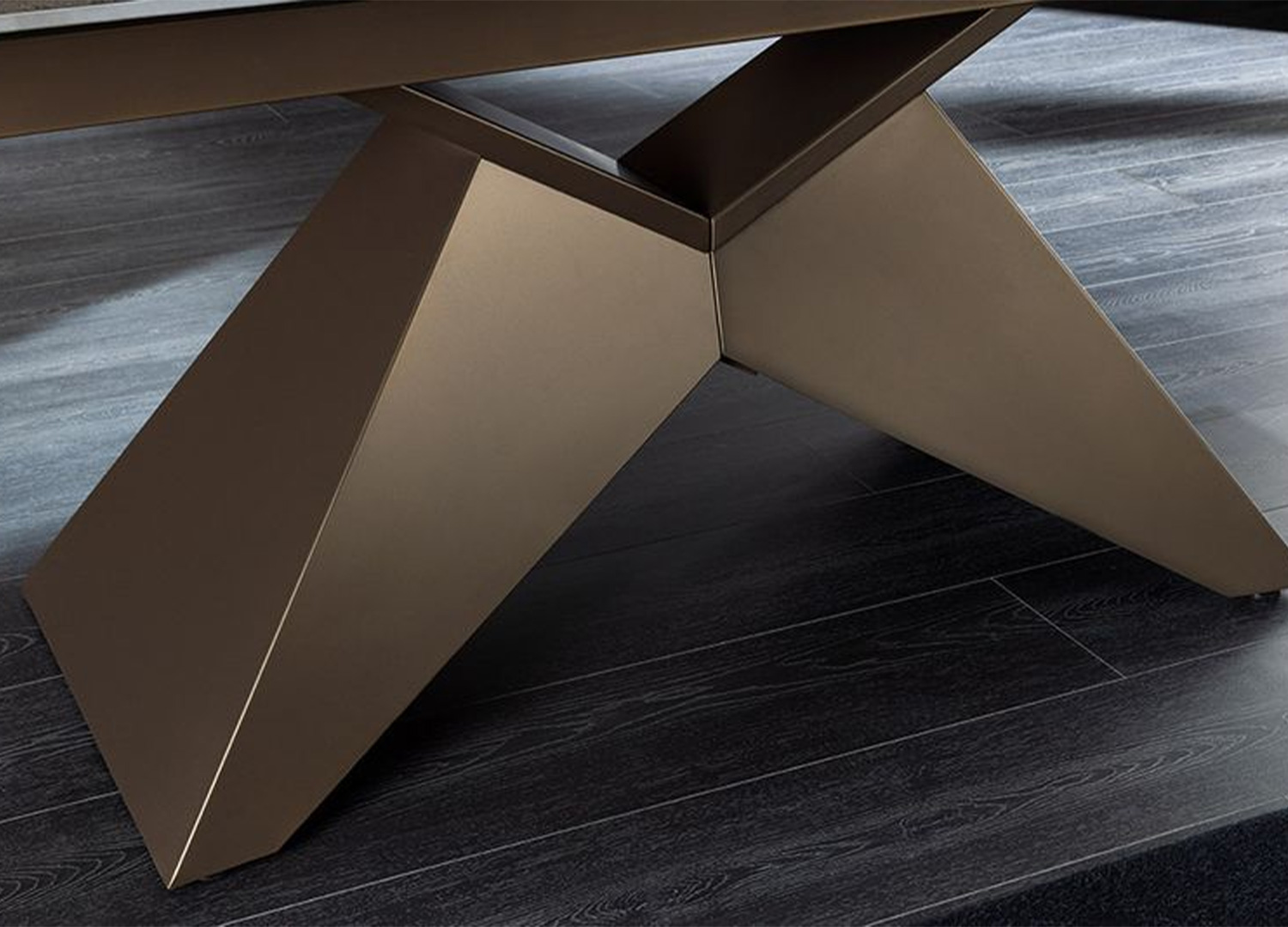 Détail du piètement central sculptural en métal finition bronze de la table à manger ASTRA