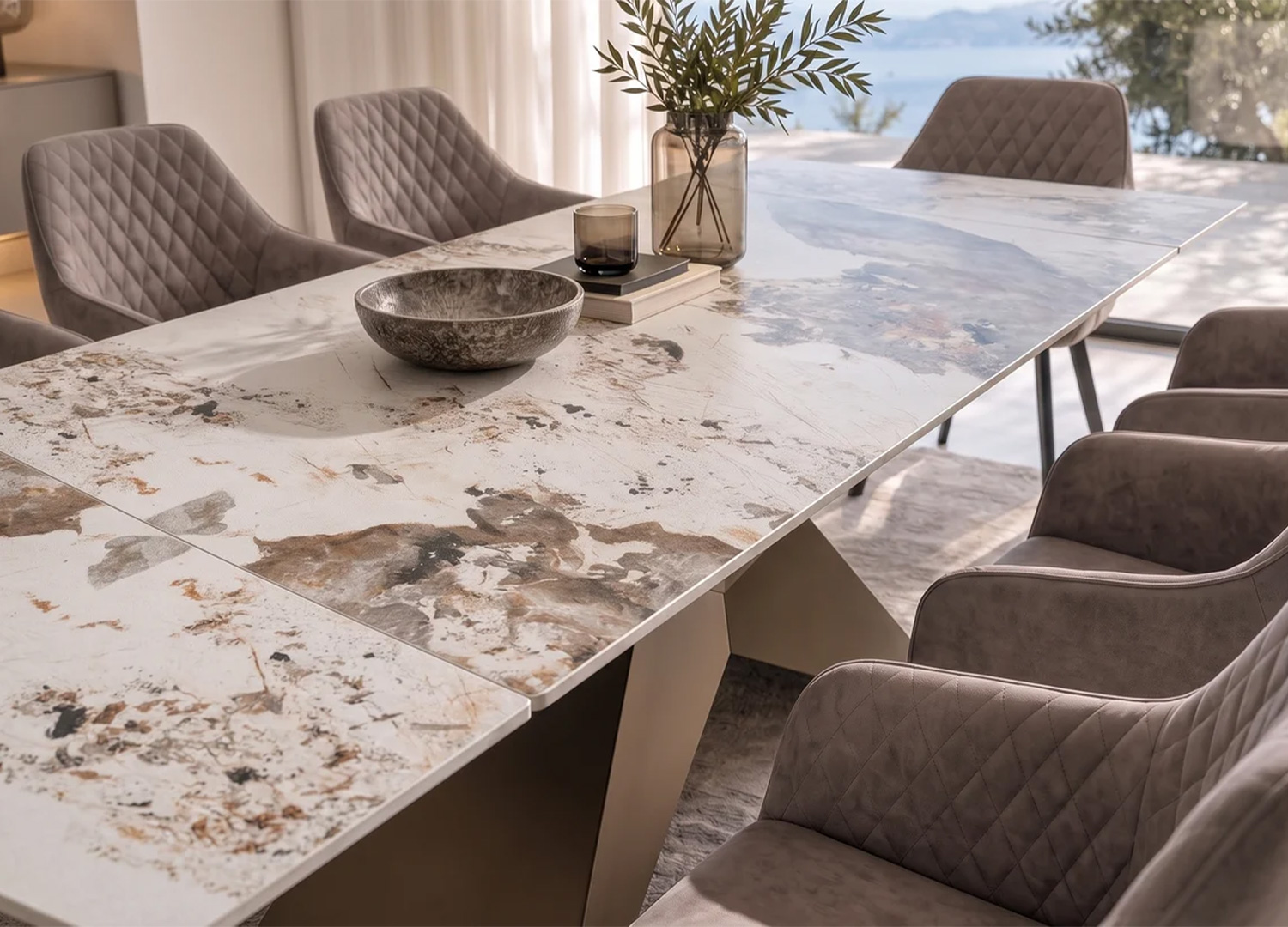 Vue rapprochée du plateau en céramique Pandora blanc et brun de la table ASTRA avec rallonge déployée