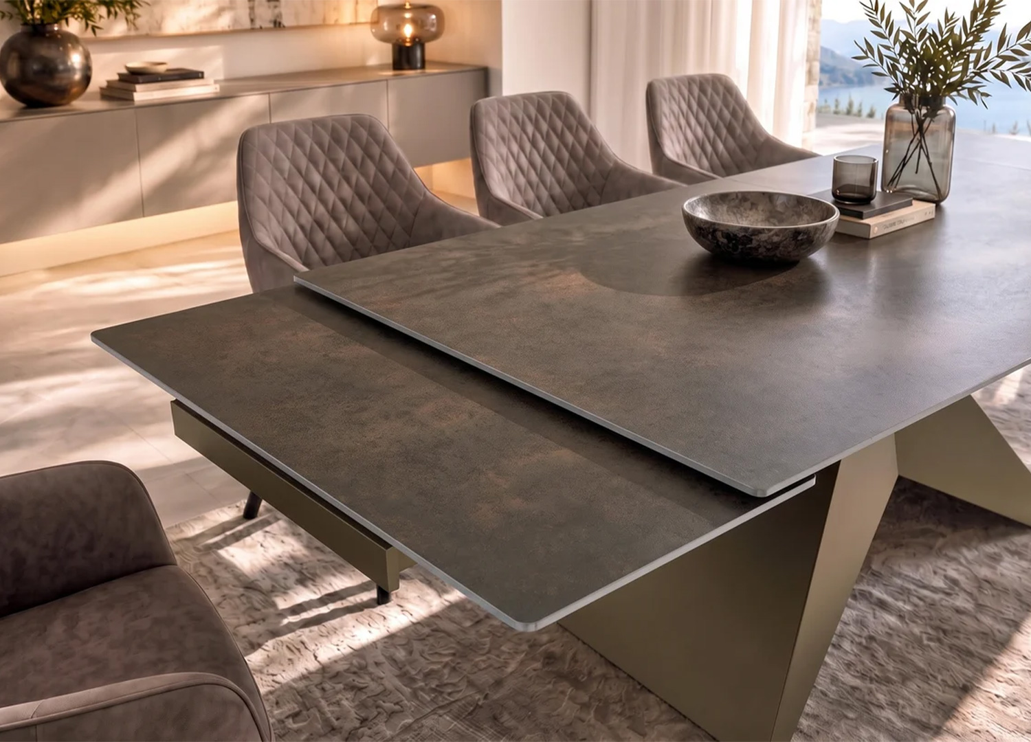 Détail du système de rallonge de la table extensible ASTRA et des bords du plateau en céramique effet rouille