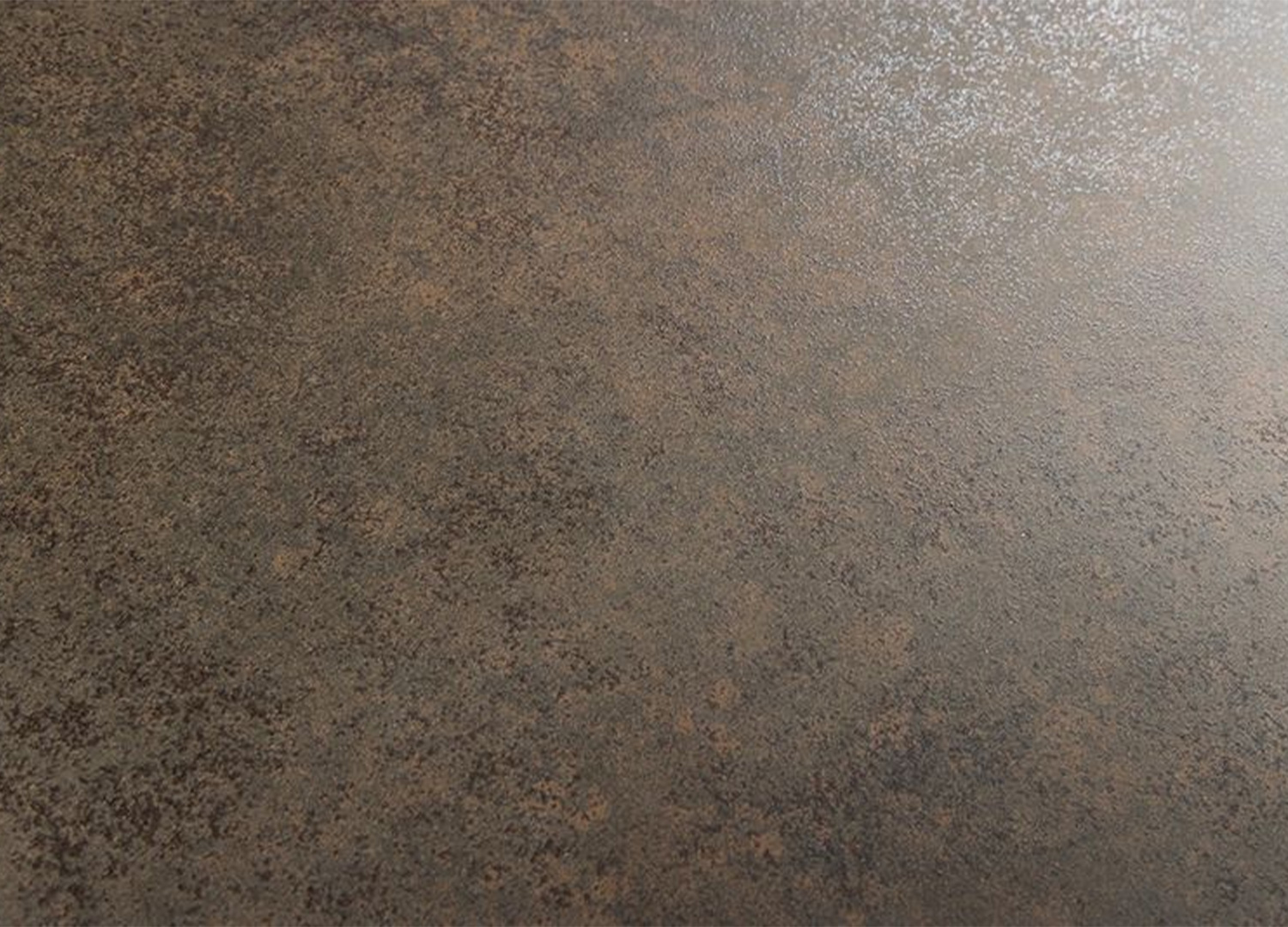 Gros plan sur la texture gris brun nuancée effet rouille du plateau en céramique de la table ASTRA