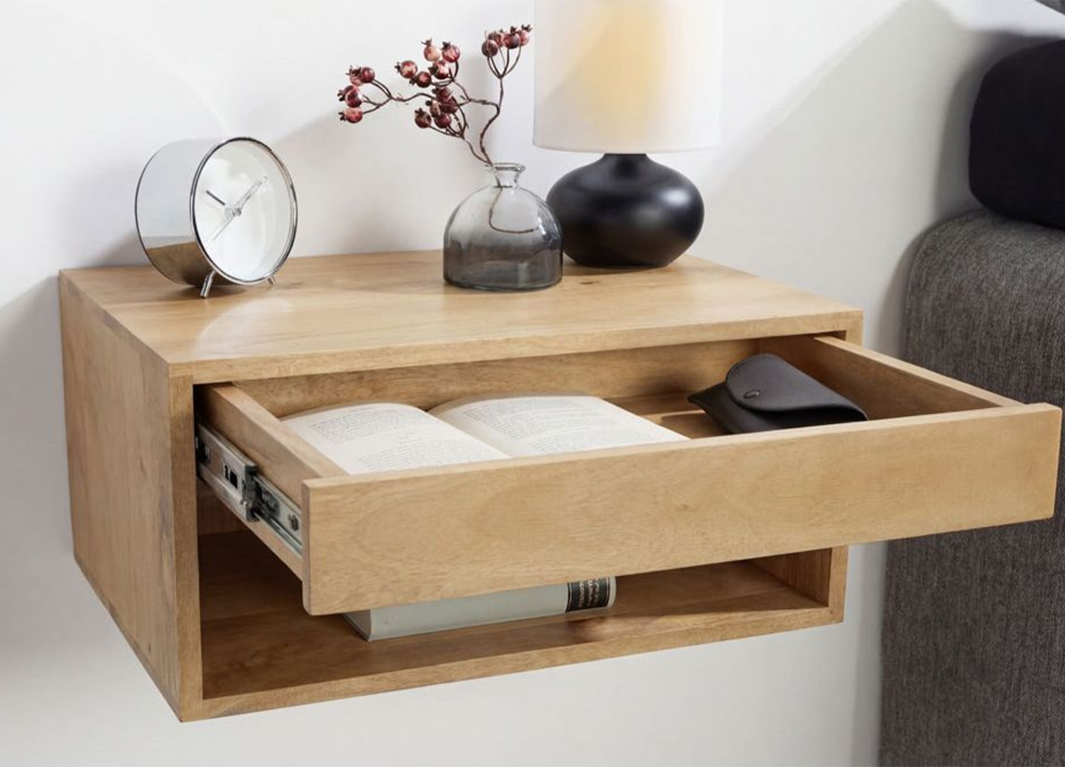 Vue de la table de chevet suspendue avec tiroir ouvert et espace de rangement inférieur