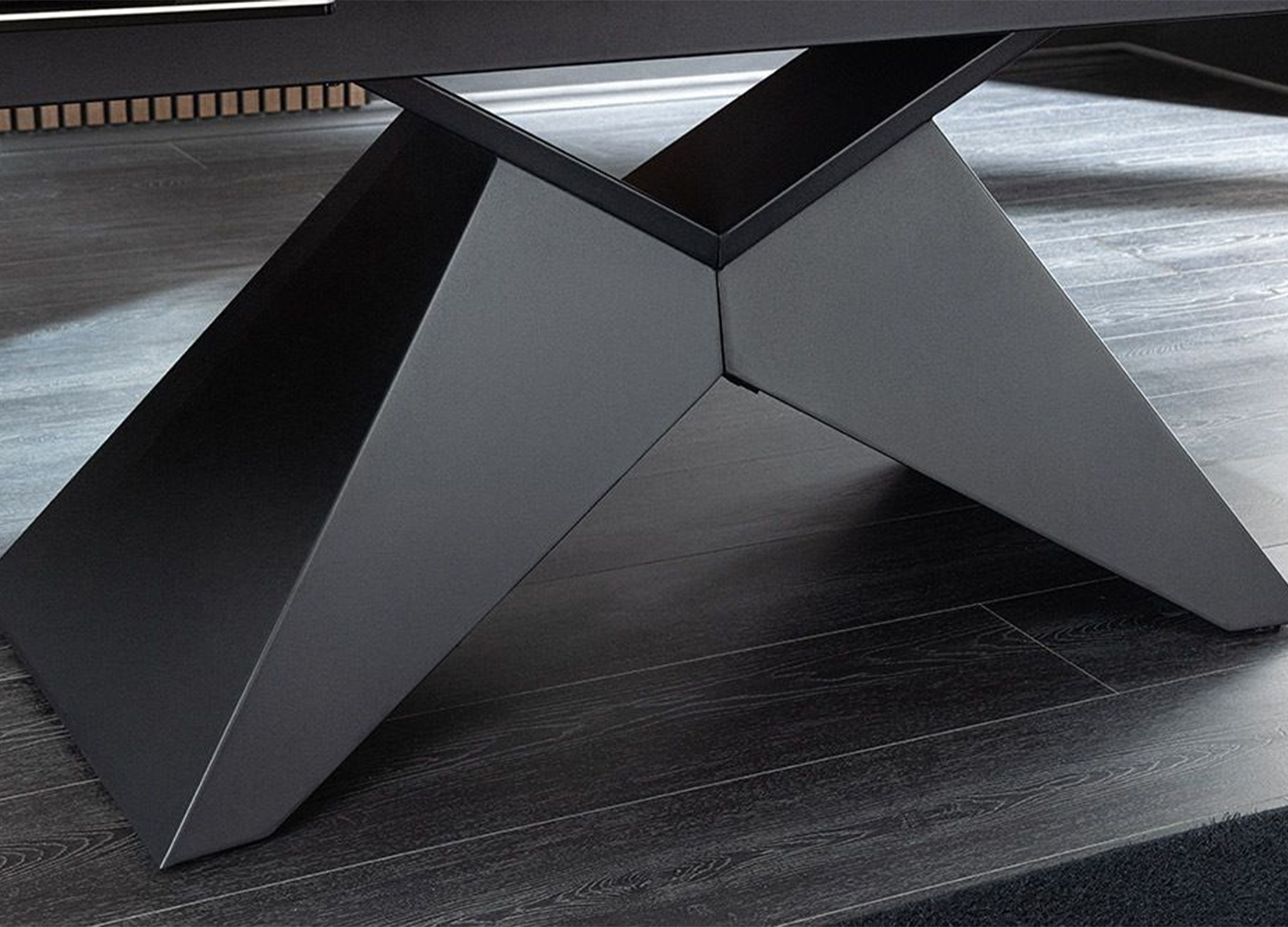 Détail du piètement central géométrique noir de la table à manger extensible contemporaine